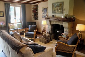 TV, fireplace - Charming Cottage in the Heart of Normandy (Besneville)