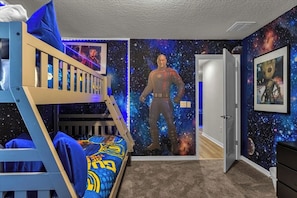 8 habitaciones, tabla de planchar con plancha y cuna de viaje 