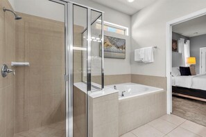 Douche, séchoir à cheveux, serviettes fournies