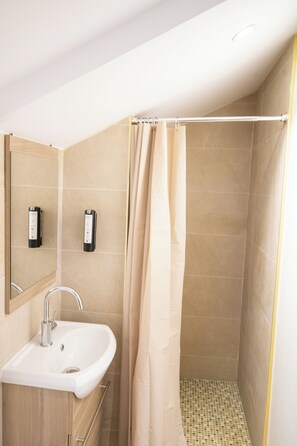 Dusche, kostenlose Toilettenartikel, Haartrockner, Handtücher