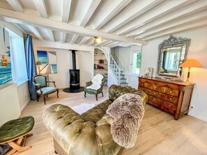 Living area - Maison Charmante Avec Jacuzzi et Cours D'eau (Courtonne-la-Meurdrac)