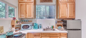 Quaint Idyllwild Cabin: 1/2 Mi to Trailhead!