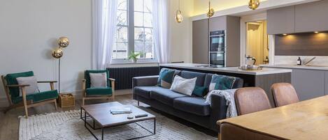 Smart TV, fireplace, books, stereo