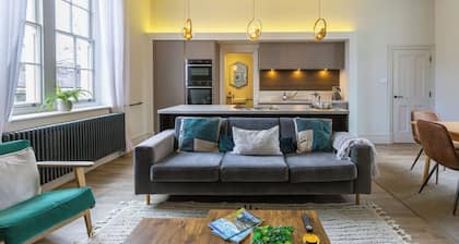 Gorgeous, stylish, huge Georgian home 4 bed 4 bath