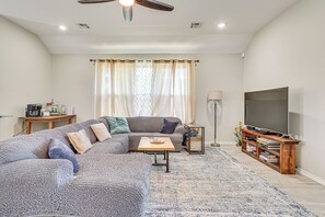 Huis (2 Bedrooms) | Woonruimte | Een televisie, een videogameconsole, een dvd-speler en boeken