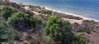 21-Positioned at the start of Black Point! Excellent sea views! Dog friendly!