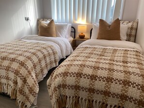 3 bedrooms - 21-Positioned at the start of Black Point! Excellent sea views! Dog friendly! (Black Point)