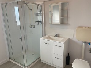 Shower - 21-Positioned at the start of Black Point! Excellent sea views! Dog friendly! (Black Point)