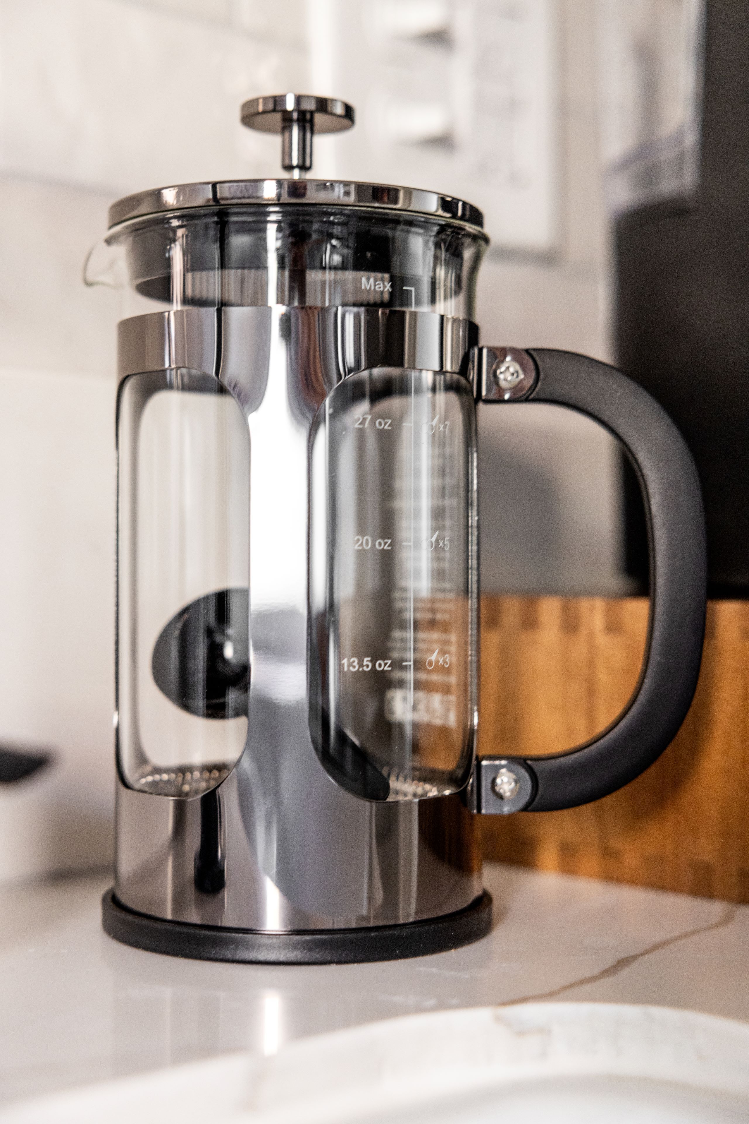 Una cafetera francesa con marcas de medición en su cuerpo.