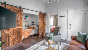 2 kamar tidur, meja kerja, setrika/meja setrika, dan tempat tidur bayi
