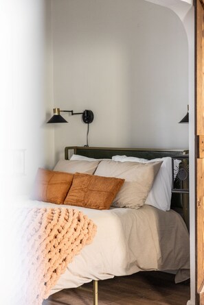 2 bedrooms, desk, iron/ironing board, travel crib