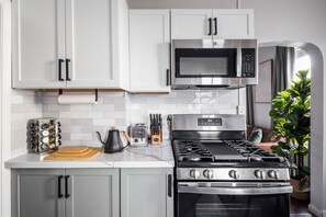 Refrigerador, microondas, horno y parrilla de estufa 