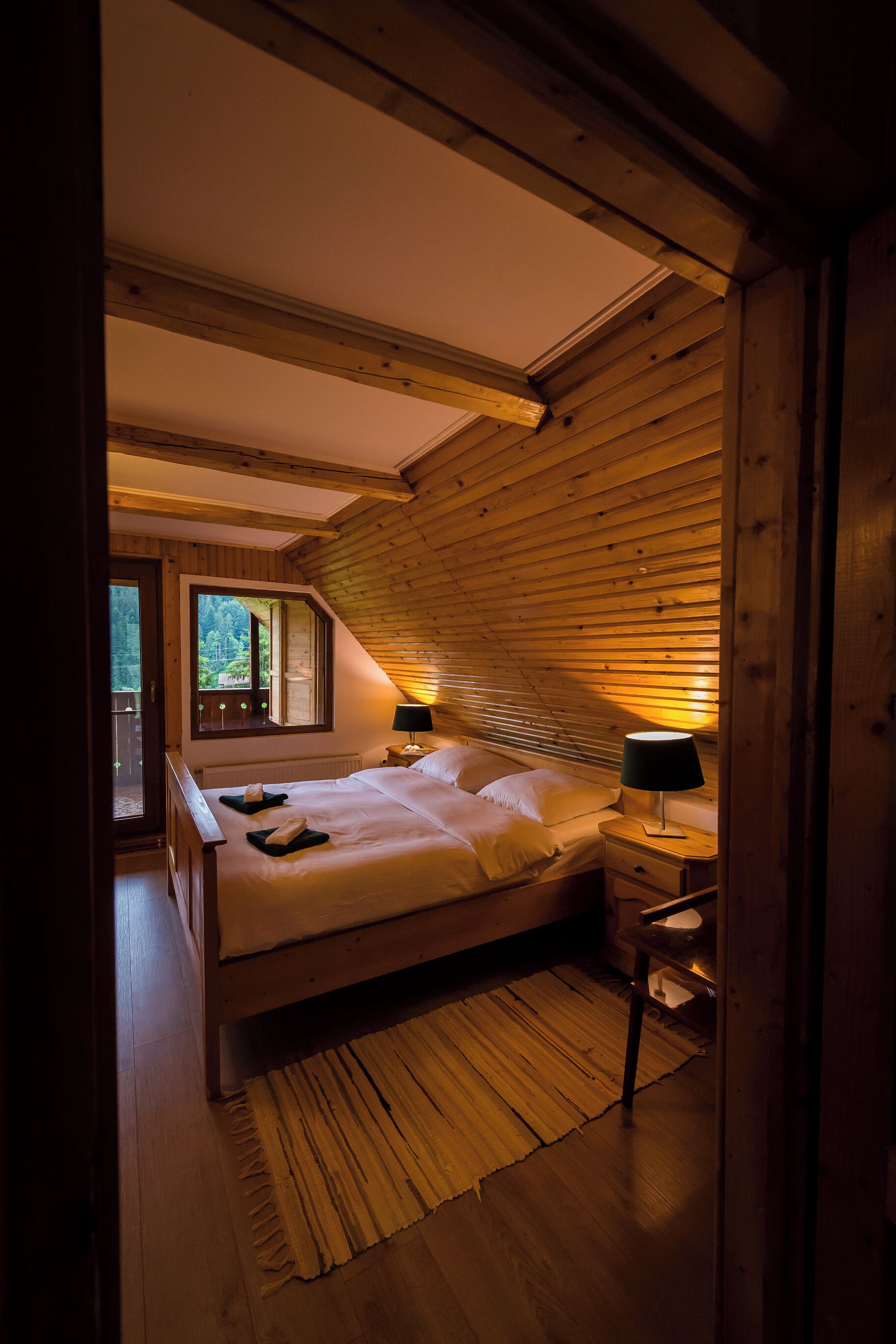 4 bedrooms, desk, iron/ironing board, WiFi