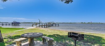 Pool & Beach Access: Lovely Mary Esther Condo!