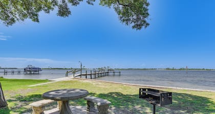 Pool & Beach Access: Lovely Mary Esther Condo!