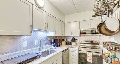 Pool & Beach Access: Lovely Mary Esther Condo!