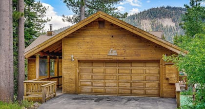 Tennis Courts & Deck: Tahoe Home Near Lake & Lifts