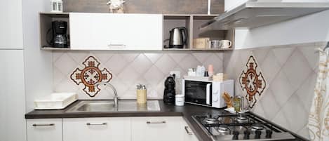 Refrigerador, microondas, parrilla de estufa y cafetera y tetera