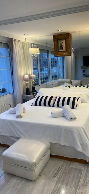1 dormitorio, tabla de planchar con plancha, wifi y ropa de cama
