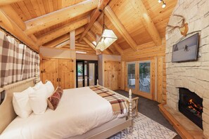 4 bedrooms, free WiFi, bed sheets - Modern Ski Home: Dog Friendly, Fenced Area, Hot Tub, 4 BRs w/ Private Suite (Breckenridge)