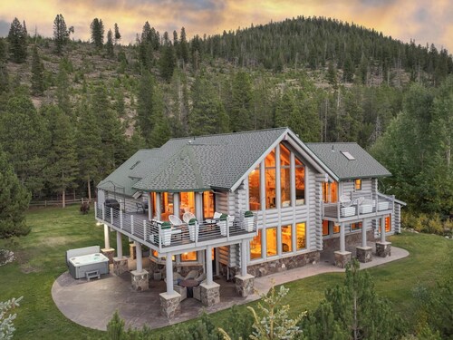 Modern Ski Home: Dog Friendly, Fenced Area, Hot Tub, 4 BRs w/ Private Suite