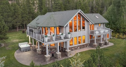 Modern Ski Home: Dog Friendly, Fenced Area, Hot Tub, 4 BRs w/ Private Suite