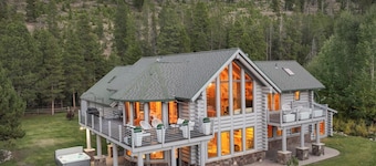 Modern Ski Home: Dog Friendly, Fenced Area, Hot Tub, 4 BRs w/ Private Suite