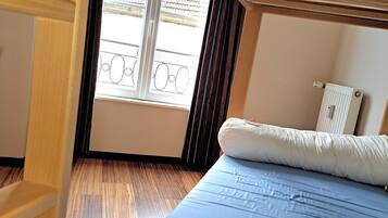 2 dormitorios, tabla de planchar con plancha, wifi y ropa de cama