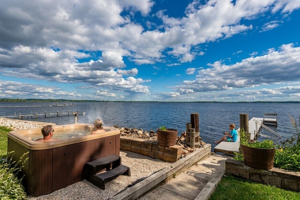 Hot Tub right on the lake