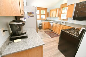 冷蔵庫、電子レンジ、オーブン、コンロ