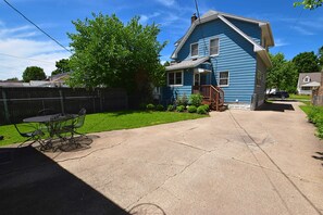 Outdoor dining - Updated Bungalow steps to Notre Dame (410) (South Bend)