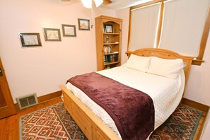 3 bedrooms, iron/ironing board, WiFi, bed sheets - Updated Bungalow steps to Notre Dame (410) (South Bend)