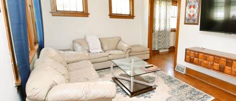 Televisie, boeken en een kantoor