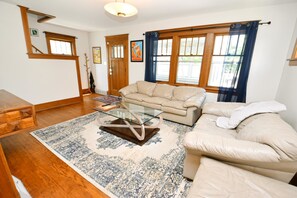 TV, books, offices - Updated Bungalow steps to Notre Dame (410) (South Bend)