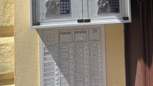 Une boîte de raccordement dotée de plusieurs boutons rotatifs et d’un clavier, probablement utilisée pour contrôler des appareils électriques.