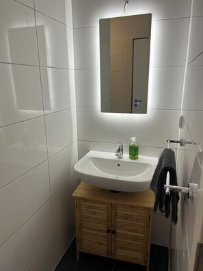 Secadora de cabello, toallas, jabón, papel de baño