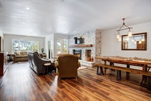 Smart TV, fireplace - Cinnamon Ridge Après Ski Retreat: Private Hot Tub + Walk to Slopes (Keystone)