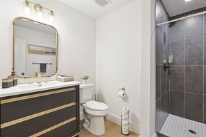 Douche, serviettes fournies, savon, papier toilette