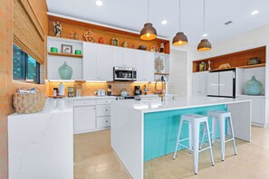 冷蔵庫、電子レンジ、オーブン、コンロ