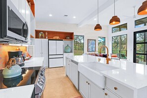 Fridge, microwave, oven, stovetop - Wild Candy- Dog Trot Haus (Wimberley)