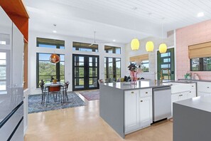 Kylskåp, mikrovågsugn, ugn och spishäll