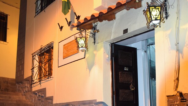 Unclassified image, 1 of 9, button - Andenes de Alabado (Cusco)