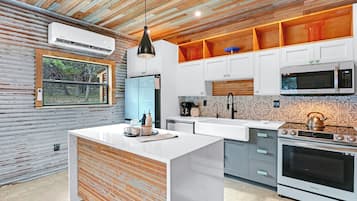 Refrigerador, microondas, horno y parrilla de estufa