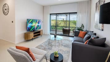 Apartemen Mewah, pemandangan gunung | Area keluarga | Smart TV 32-inci dengan saluran TV kabel