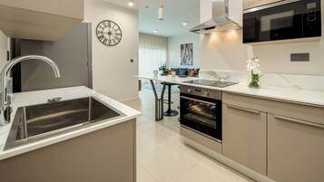 Apartemen Mewah, pemandangan gunung | Dapur pribadi | Lemari es, microwave, oven, dan kompor