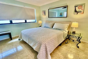 1 chambre, fer et planche à repasser, lit de bébé portatif