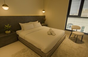 1 dormitorio, escritorio, tabla de planchar con plancha y cuna de viaje
