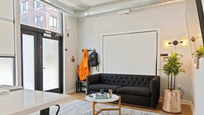 TV, offices - Sosuite | 1 Bedroom Apt w Shared Roofdeck (Philadelphia)