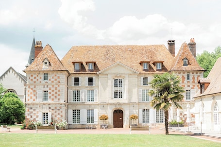 Exterior. Château d'Hermival