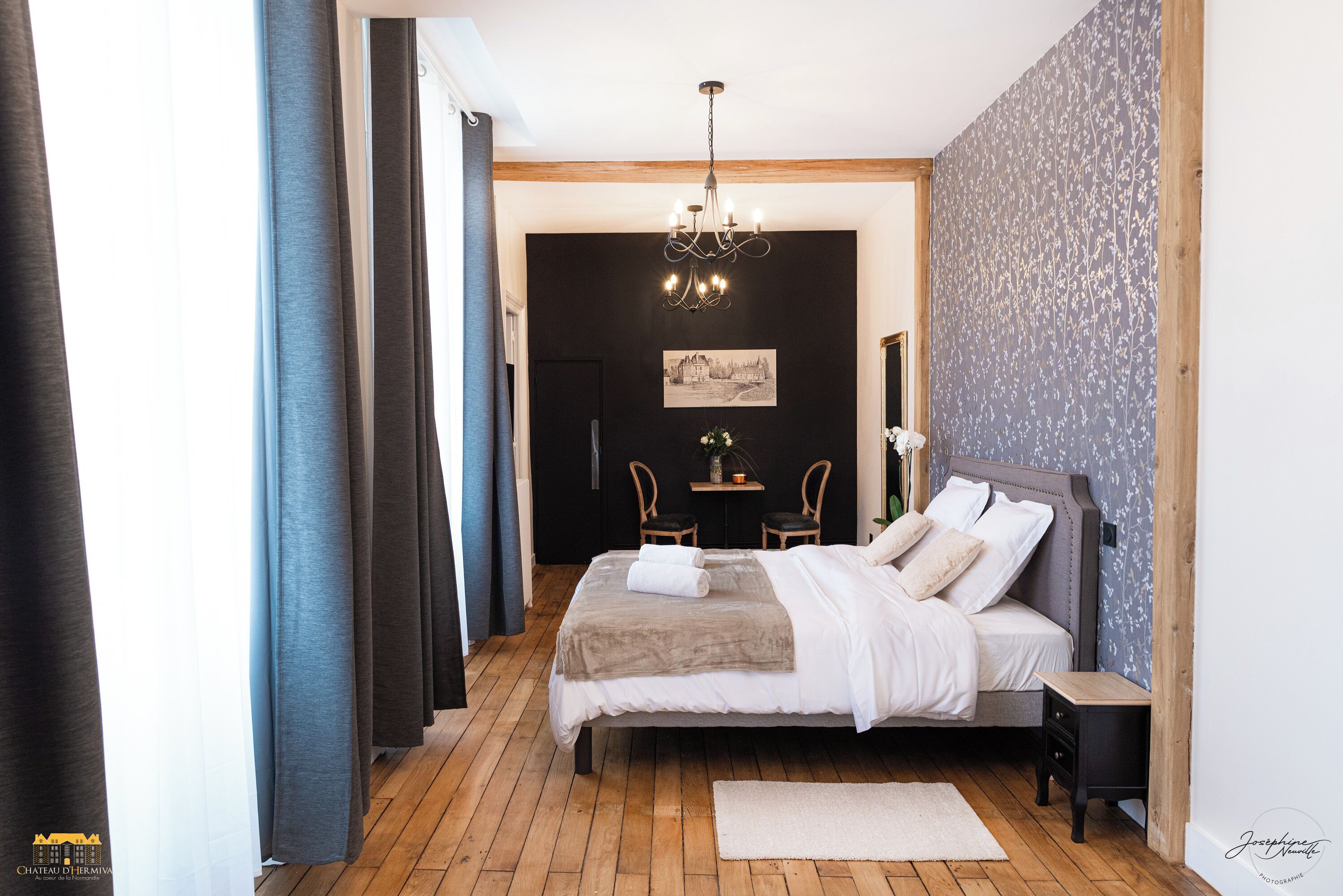 Ein Schlafzimmer mit Bett, Nachttisch und einer Deckenleuchte.